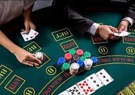 slot589 မိုဘိုင်းအက်ပ် Android iOS smartphone ဖြင့် ကာစီနို Slots ကစားနေသော မြင်ကွင်း